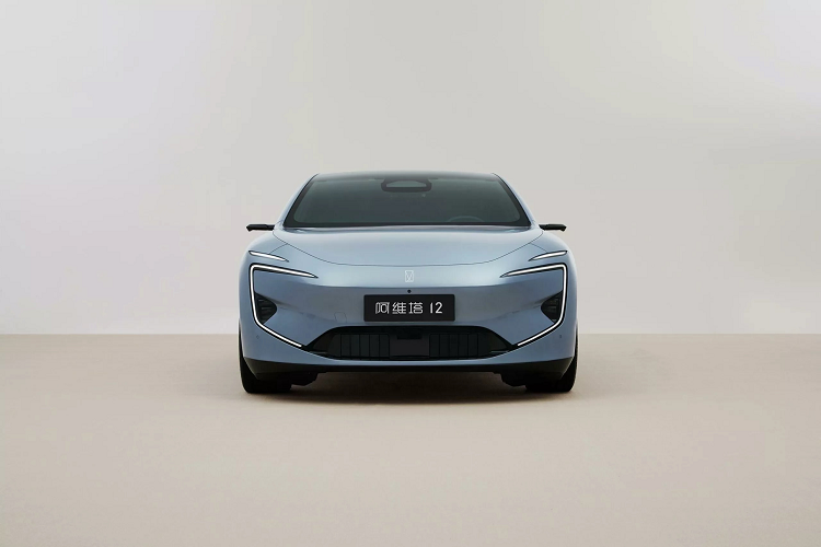 Với thông số kỹ thuật này, Avatr 12 còn lớn hơn Nio ET7. Đồng thời Avatr 12 sẽ có 2 tùy chọn hệ dẫn động. Đối với cấu hình dẫn động cầu sau với 1 mô tơ điện sản sinh công suất 308 mã lực (230 kW). Trong khi đó, cấu hình dẫn động 4 bánh với 2 mô tơ điện đặt trước (195 kW) và sau (230 kW), sản sinh tổng công suất 569 mã lực (425 kW).