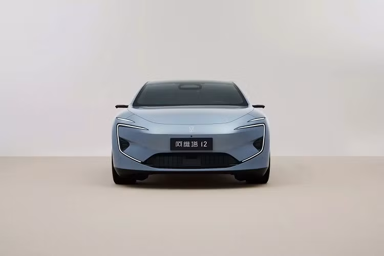 Với thông số kỹ thuật này, Avatr 12 còn lớn hơn Nio ET7. Đồng thời Avatr 12 sẽ có 2 tùy chọn hệ dẫn động. Đối với cấu hình dẫn động cầu sau với 1 mô tơ điện sản sinh công suất 308 mã lực (230 kW). Trong khi đó, cấu hình dẫn động 4 bánh với 2 mô tơ điện đặt trước (195 kW) và sau (230 kW), sản sinh tổng công suất 569 mã lực (425 kW).