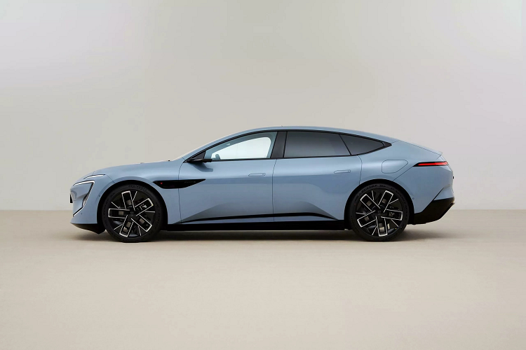 Theo các thông tin từ Bộ Công nghiệp và Công nghệ Trung Quốc, mẫu xe sedan điện Avatr 12 có kích thước dài 5.020 mm (197,6 inch), rộng 1.999 mm (78,7 inch), cao 1.460 mm (57,4 inch) và trục cơ sở dài 3.020 mm (118,9 inch).