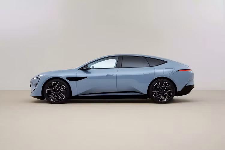 Theo các thông tin từ Bộ Công nghiệp và Công nghệ Trung Quốc, mẫu xe sedan điện Avatr 12 có kích thước dài 5.020 mm (197,6 inch), rộng 1.999 mm (78,7 inch), cao 1.460 mm (57,4 inch) và trục cơ sở dài 3.020 mm (118,9 inch).