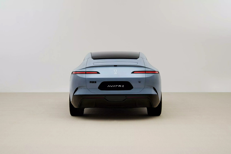 Tuy nhiên điều này cũng lược bỏ đi phần kính sau riêng biệt tương tự Polestar. Thay vào đó Avatr 12 có phần mui làm bằng kính, giống với Tesla Model 3 và Model Y. Đèn hậu thiết kế mỏng theo cách tối giản, cùng với cánh gió nhỏ được vuốt nhẹ lên.