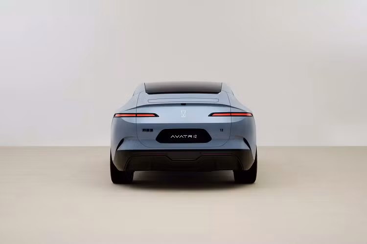 Tuy nhiên điều này cũng lược bỏ đi phần kính sau riêng biệt tương tự Polestar. Thay vào đó Avatr 12 có phần mui làm bằng kính, giống với Tesla Model 3 và Model Y. Đèn hậu thiết kế mỏng theo cách tối giản, cùng với cánh gió nhỏ được vuốt nhẹ lên.