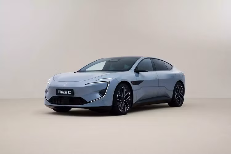 Một số hình ảnh và thông tin chi tiết về mẫu xe điện mới nhất của hãng Trung Quốc - Avatr 12 2023 mới vừa lộ diện. Chiếc xe này được thực hiện nhờ sự hợp tác giữa Changan, Huawei và CATL. Cách đây vài năm chiếc sedan đầu tiên của thương hiệu Avatr 11 đã được giới thiệu.