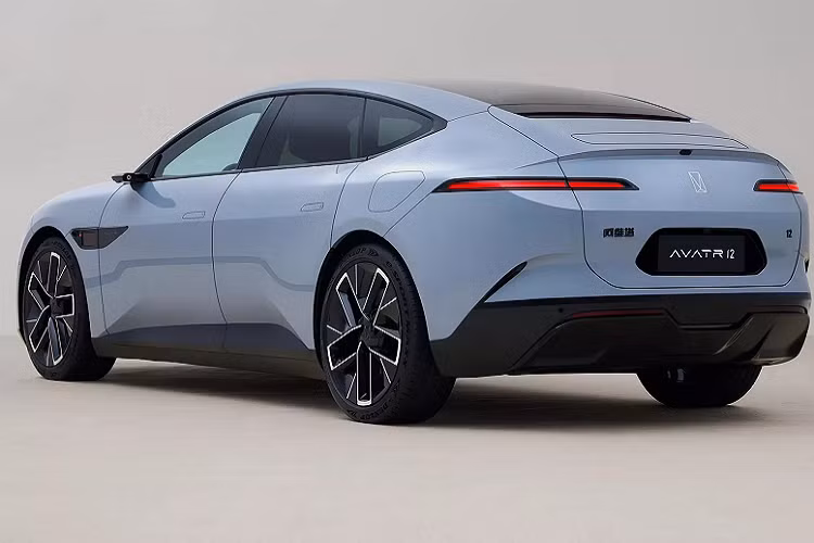 Xe được trang bị nhiều kiểu mâm nhằm tăng tính cá nhân hóa cho chủ nhân, kích thước mâm sẽ từ 20 inch và 21 inch. Phần đuôi của Avatr 12 được thiết kế dáng hatchback với trụ C mái cong kéo dài đến phần cốp, đây là chi tiết độc đáo của Avatr 12.