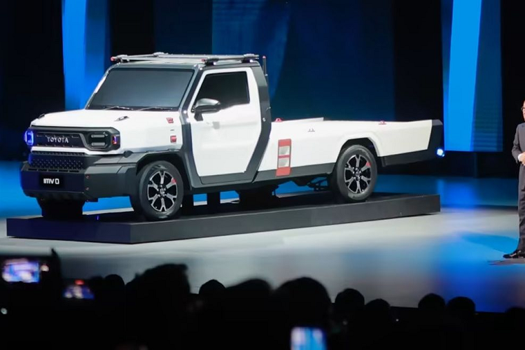 Vào tháng 12 năm ngoái, Toyota ra mắt concept bán tải IMV 0 Concept tại Đông Nam Á cũng nằm ở phân khúc nhỏ hơn Hilux nhưng không rõ dòng tên này có liên hệ gì với Stout thành phẩm hay không.