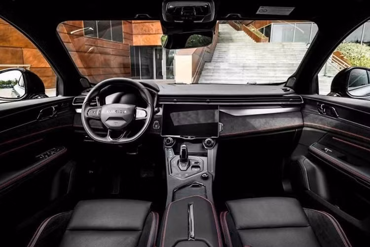 Nội thất xe có ít nhất 6 màn hình kết nối với nhau, bao gồm màn hình hiển thị trên kính lái (HUD), cụm đồng hồ kỹ thuật số 12,3 inch, 2 màn hình thông tin giải trí 12 inch và 6 inch…