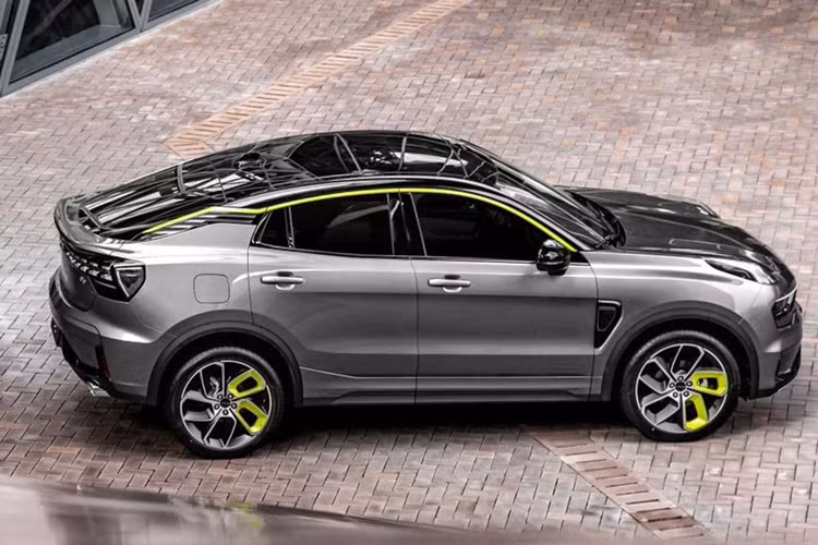 Kết nối với đó là hộp số tự động 8 cấp. Cuối cùng là Lynk &amp; Co 09, mẫu SUV lớn nhất của thương hiệu Trung Quốc. Xe được phát triển dựa trên nền tảng khung gầm của Volvo XC90 với chiều dài, chiều rộng và chiều cao lần lượt là 5.042mm, 1.977mm và 1.780mm.