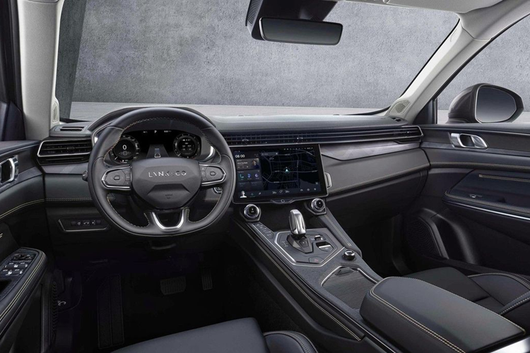 Tại thị trường quốc tế, Lynk &amp; Co 01 có 3 tùy chọn động cơ, bao gồm hệ truyền động hybrid và plug-in-hybrid (hybrid cắm sạc). Tiếp đến là Lynk &amp; Co 05, mẫu xe này có nhiều điểm tương đồng với 01, nhất là phần đầu xe và khoang cabin. Tuy nhiên, phần trần xe được vuốt dốc về đuôi sau hơi hướng coupe, đem lại một vóc dáng thể thao hơn.