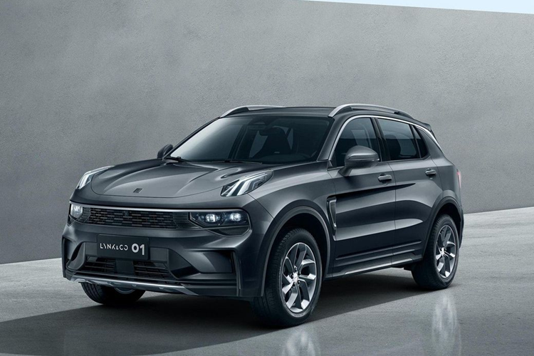 Lynk &amp; Co 01 sử dụng chung cơ sở gầm bệ Compact Modular Architecture (CMA) với Volvo XC40, hệ thống điện, động cơ và các tính năng an toàn. Một số trang bị tiện ích nổi bật trên mẫu xe này có: màn hình giải trí kích thước lớn có kết nối Apple CarPlay/Android Auto không dây, điều hòa tự động tích hợp lọc không khí, cửa sổ trời toàn cảnh, hệ thống đèn full LED,…