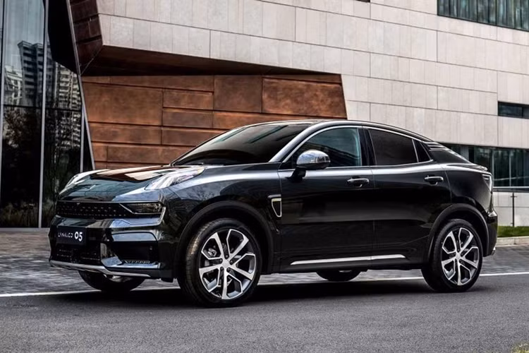 Trang bị của 05 giống với 01, có: hệ thống đèn full LED, màn hình trung tâm lớn, điều hòa tự động tích hợp lọc không khí, cửa sổ trời toàn cảnh, 12 cảm biến,… Động cơ của Lynk &amp; Co 05 tại thị trường quốc tế là loại máy xăng 2.0L tăng áp kết hợp động cơ hybrid nhẹ (mild-hybrid), sinh công suất 254 mã lực và 350 Nm mô-men xoắn.