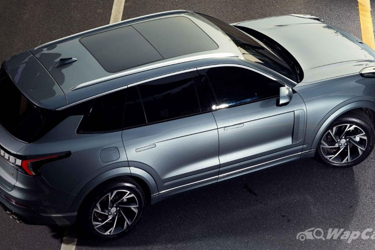 Động cơ xe là cỗ máy tăng áp 2.0L và hộp số tự động 8 cấp. Bên cạnh đó là các biến thể động cơ mild-hybrid (MHEV) hoặc plug-in hybrid (PHEV) với công suất 247-427 mã lực. Hiện vẫn chưa rõ thông số và giá xe Lynk &amp; Co tại Việt Nam.