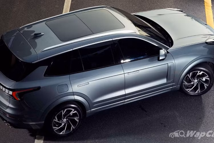 Động cơ xe là cỗ máy tăng áp 2.0L và hộp số tự động 8 cấp. Bên cạnh đó là các biến thể động cơ mild-hybrid (MHEV) hoặc plug-in hybrid (PHEV) với công suất 247-427 mã lực. Hiện vẫn chưa rõ thông số và giá xe Lynk &amp; Co tại Việt Nam.