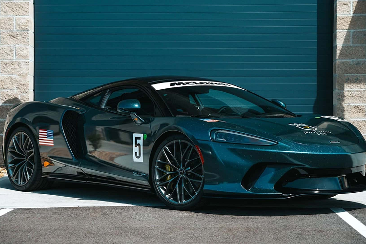 Khi đội Arrow McLaren chuẩn bị cho Indy 500, người hâm mộ mong đợi được nhìn thấy những chiếc siêu xe hiệu suất cao cùng màu sơn mang tính biểu tượng này tại các sự kiện khác nhau trong suốt tháng 5. Mức giá của bộ sưu tập Triple Crown của Arrow McLaren không được công bố.