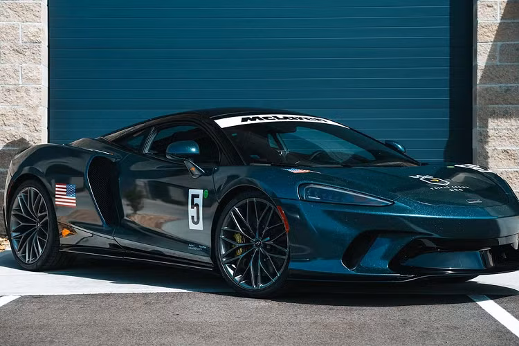 Khi đội Arrow McLaren chuẩn bị cho Indy 500, người hâm mộ mong đợi được nhìn thấy những chiếc siêu xe hiệu suất cao cùng màu sơn mang tính biểu tượng này tại các sự kiện khác nhau trong suốt tháng 5. Mức giá của bộ sưu tập Triple Crown của Arrow McLaren không được công bố.