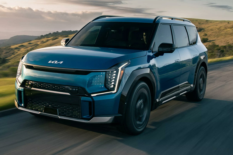 Đáng chú ý nhất trong danh sách là sự góp mặt của BYD Seal, một mẫu xe sedan thuần điện nhỏ gọn được thiết kế để cạnh tranh với Tesla Model 3 và những sản phẩm mới như Hyundai Ioniq 6. Mặc dù BYD không đến nỗi quá xa lạ trên phạm vi quốc tế, nhưng riêng đối với thị trường châu Âu thì hãng này cũng chỉ vừa mới đặt chân vào cách đây chưa lâu.