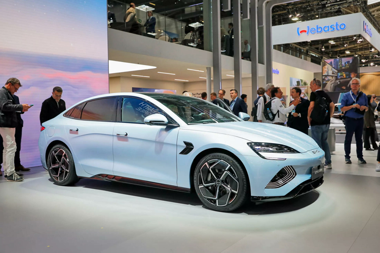 Trong số 7 chiếc xe được chọn để đi đến vòng đánh giá cuối cùng, có 6 chiếc là xe điện và 2 chiếc ôtô điện của Trung Quốc. 59 thành viên trong ban giám khảo đã chọn ra 7 ứng viên sáng giá nhất lọt vào vòng chung kết, bao gồm BMW 5-Series, BYD Seal, Kia EV9, Peugeot e-3008, Renault Scenic, Toyota CH-R và Volvo EX30.