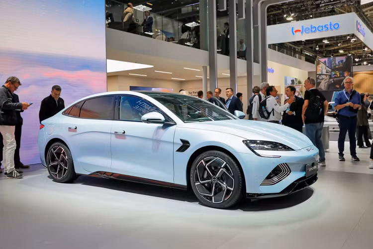 Trong số 7 chiếc xe được chọn để đi đến vòng đánh giá cuối cùng, có 6 chiếc là xe điện và 2 chiếc ôtô điện của Trung Quốc. 59 thành viên trong ban giám khảo đã chọn ra 7 ứng viên sáng giá nhất lọt vào vòng chung kết, bao gồm BMW 5-Series, BYD Seal, Kia EV9, Peugeot e-3008, Renault Scenic, Toyota CH-R và Volvo EX30.