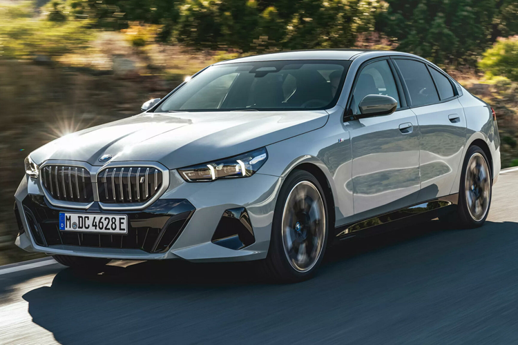 Trong số xe được bình chọn tại European Car Of The Year 2024, có duy nhất chiếc Toyota C-HR không có hệ thống truyền động thuần điện, dù nó là xe hybrid. Những chiếc còn lại hoặc là xe thuần điện ngay từ đầu, hoặc có lựa chọn thuần điện bên cạnh động cơ đốt trong truyền thống.