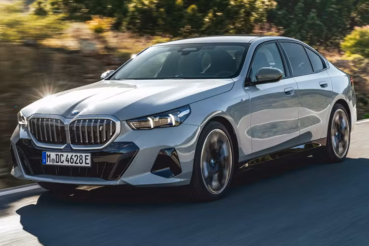 Trong số xe được bình chọn tại European Car Of The Year 2024, có duy nhất chiếc Toyota C-HR không có hệ thống truyền động thuần điện, dù nó là xe hybrid. Những chiếc còn lại hoặc là xe thuần điện ngay từ đầu, hoặc có lựa chọn thuần điện bên cạnh động cơ đốt trong truyền thống.