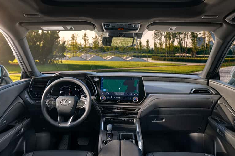 Ở bản tiêu chuẩn, Lexus TX 2024 sở hữu những trang bị như đèn LED từ trước ra sau, vành hợp kim 20 inch, nội thất 7 chỗ và sưởi ghế trước. Bên cạnh đó là hàng loạt tính năng trợ lái nâng cao ADAS như hệ thống kiểm soát hành trình thích ứng, hệ thống cảnh báo lệch làn đường tích hợp hỗ trợ đánh lái và hệ thống hỗ trợ lái chủ động.