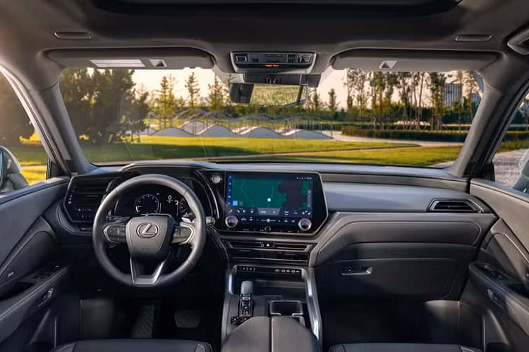 Ở bản tiêu chuẩn, Lexus TX 2024 sở hữu những trang bị như đèn LED từ trước ra sau, vành hợp kim 20 inch, nội thất 7 chỗ và sưởi ghế trước. Bên cạnh đó là hàng loạt tính năng trợ lái nâng cao ADAS như hệ thống kiểm soát hành trình thích ứng, hệ thống cảnh báo lệch làn đường tích hợp hỗ trợ đánh lái và hệ thống hỗ trợ lái chủ động.