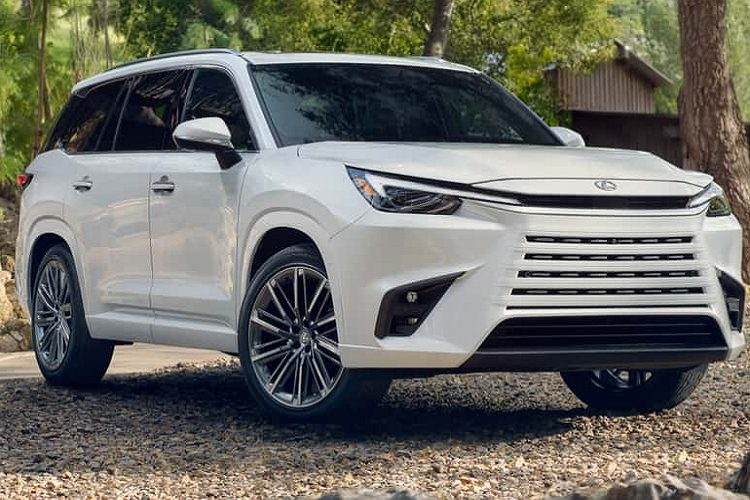 SUV hạng sang Lexus TX 2024 được phát triển dựa trên cơ sở gầm bệ TNGA-K, dùng chung với Toyota Grand Highlander 2024. Vì vậy, không có gì ngạc nhiên khi Lexus TX 2024 có kích thước khá tương đồng với mẫu xe mang thương hiệu Toyota. Cụ thể, kích thước dài x rộng x cao của Lexus TX mới lần lượt là 5.158 x 1.989 x 1.780 mm và chiều dài cơ sở 2.948 mm.