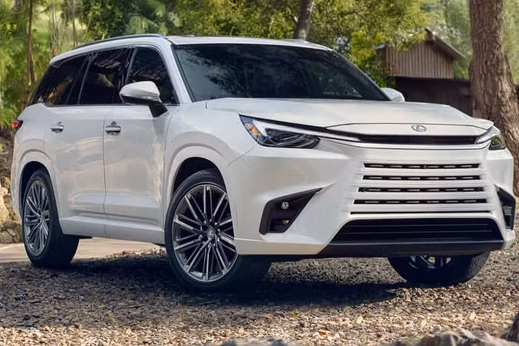 SUV hạng sang Lexus TX 2024 được phát triển dựa trên cơ sở gầm bệ TNGA-K, dùng chung với Toyota Grand Highlander 2024. Vì vậy, không có gì ngạc nhiên khi Lexus TX 2024 có kích thước khá tương đồng với mẫu xe mang thương hiệu Toyota. Cụ thể, kích thước dài x rộng x cao của Lexus TX mới lần lượt là 5.158 x 1.989 x 1.780 mm và chiều dài cơ sở 2.948 mm.