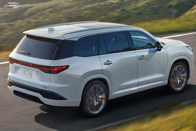 Ra mắt cùng thời điểm với GX thế hệ mới, Lexus TX 2024 được áp dụng phong cách thiết kế mềm mại hơn, phù hợp với hình ảnh một mẫu crossover gia đình dùng chủ yếu để chạy phố. Có thể thấy rõ định hướng thiết kế này qua những nét bo tròn và ít đường dập gân hay cắt xẻ của xe.