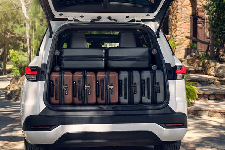 Trong khi đó, bản TX 500h F Sport Performance Luxury sở hữu sưởi vô lăng, nội thất bọc da sang trọng hơn và hệ thống âm thanh Mark Levinson 21 loa. Đồng thời, phiên bản này dùng hệ truyền động plug-in hybrid với máy xăng V6, dung tích 3.5L, mô-tơ điện và hộp số biến thiên vô cấp CVT, cho công suất tổng cộng 406 mã lực.