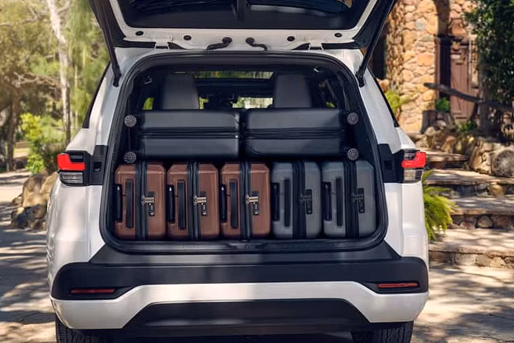 Trong khi đó, bản TX 500h F Sport Performance Luxury sở hữu sưởi vô lăng, nội thất bọc da sang trọng hơn và hệ thống âm thanh Mark Levinson 21 loa. Đồng thời, phiên bản này dùng hệ truyền động plug-in hybrid với máy xăng V6, dung tích 3.5L, mô-tơ điện và hộp số biến thiên vô cấp CVT, cho công suất tổng cộng 406 mã lực.