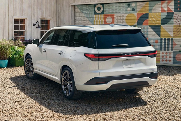 Giá bán của Lexus TX 2024 dao động từ 53.700 - 71.300 USD (khoảng 1,3 - 1,73 tỷ đồng), chưa bao gồm chi phí vận chuyển và giao xe. Như vậy, so với những đối thủ Đức như BMW X5 (khởi điểm từ 66.195 USD), Mercedes-Benz GLE (57.700 USD) và Audi Q7 (59.200 USD), tân binh nhà Lexus có giá rẻ hơn.