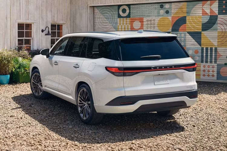 Giá bán của Lexus TX 2024 dao động từ 53.700 - 71.300 USD (khoảng 1,3 - 1,73 tỷ đồng), chưa bao gồm chi phí vận chuyển và giao xe. Như vậy, so với những đối thủ Đức như BMW X5 (khởi điểm từ 66.195 USD), Mercedes-Benz GLE (57.700 USD) và Audi Q7 (59.200 USD), tân binh nhà Lexus có giá rẻ hơn.