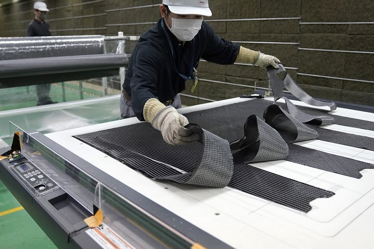 Tuy vậy, hãng cũng không hề phủ nhận tham vọng chế tạo động cơ Nissan hoàn toàn bằng sợi carbon. Theo bản thiết kế, khu vực buồng đốt sẽ được đặt tách biệt với lớp vỏ carbon, với một lớp trống ở giữa hỗ trợ quá trình tản nhiệt động cơ nhằm tránh gây hư hại vỏ.