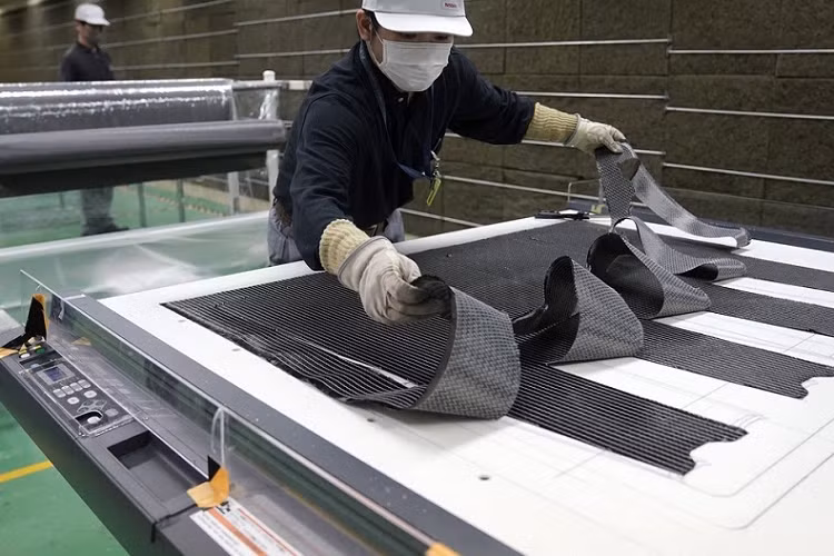 Tuy vậy, hãng cũng không hề phủ nhận tham vọng chế tạo động cơ Nissan hoàn toàn bằng sợi carbon. Theo bản thiết kế, khu vực buồng đốt sẽ được đặt tách biệt với lớp vỏ carbon, với một lớp trống ở giữa hỗ trợ quá trình tản nhiệt động cơ nhằm tránh gây hư hại vỏ.