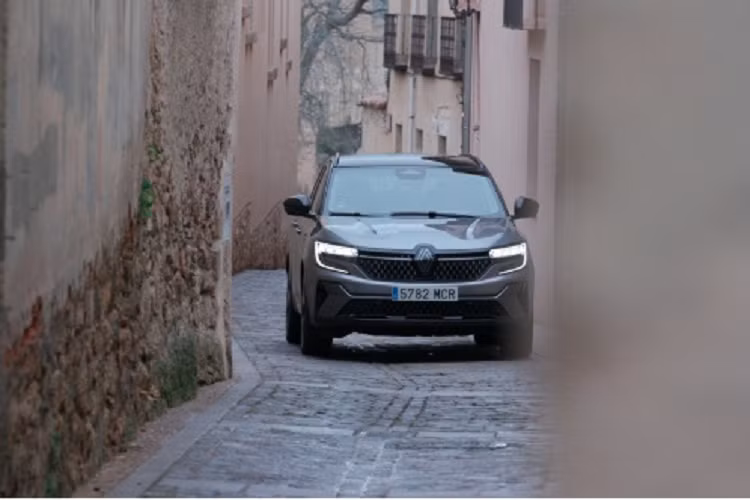 Sau mỗi lần trải nghiệm, người này sẽ phải ghi báo cáo chi tiết về quá trình hoạt động của xe thông qua ứng dụng cài đặt trong smartphone. Ví dụ như khi đi qua những cung đường xấu, hệ thống treo, giảm xóc của xe ra sao. Bên trong xe có ồn và ảnh hưởng gì không.Tất cả những trải nghiệm đó đều phải được ghi lại kỹ càng để nhà sản xuất điều chỉnh cho phù hợp nhất.