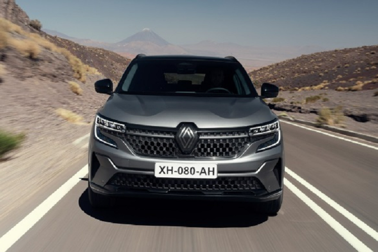 Tại đây, các kỹ thuật viên sẽ thử nghiệm xe thông qua các bài test lội nước, trượt dốc, kiểm tra độ thoải mái khi lái xe cũng như tiếng ồn. Tiếp đó, xe sẽ được chuyển giao cho các tài xế khác để điều khiển, di chuyển trong các điều kiện khác nhau. Có những nhân viên đã thử nghiệm lái chiếc Austral từ 1.000 - 1.500 km mỗi tuần để xem chiếc xe hoạt động như thế nào.