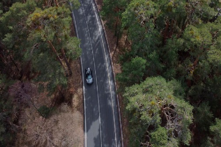 Bên cạnh đó, những bộ phận khác như màn hình thông tin giải trí, sang số, chất lượng vật liệu… cũng đều được kiểm tra, đánh giá kỹ càng sau những lần chạy thử của các kỹ thuật viên. Mỗi chiếc xe sẽ có một cung đường chạy thử nghiệm khác nhau để đảm bảo kết quả trả về có độ khách quan nhất định. Có thể là xe sẽ chạy qua lại giữa Tây Ban Nha và Pháp.