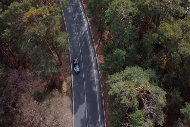 Bên cạnh đó, những bộ phận khác như màn hình thông tin giải trí, sang số, chất lượng vật liệu… cũng đều được kiểm tra, đánh giá kỹ càng sau những lần chạy thử của các kỹ thuật viên. Mỗi chiếc xe sẽ có một cung đường chạy thử nghiệm khác nhau để đảm bảo kết quả trả về có độ khách quan nhất định. Có thể là xe sẽ chạy qua lại giữa Tây Ban Nha và Pháp.