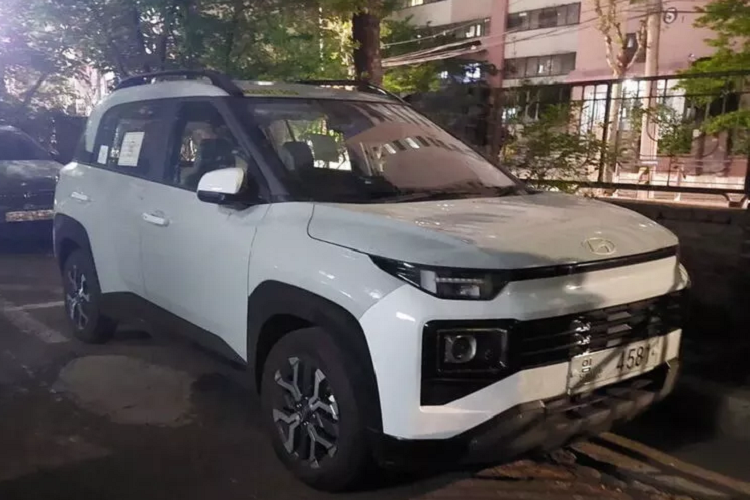 Phần đầu xe có thiết kế vuông vắn đầy hiện đại, đây là lối thiết kế mà nhà sản xuất Hàn Quốc áp dụng lên những mẫu xe mới của họ. Đèn định vị Led dạng chữ H là một điểm đáng được chú ý ở phần đầu trong khi đèn chiếu sáng lại đặt tách biệt phía dưới. Phía sau chiếc Hyundai Exter có phần mái nhô ra tựa như cánh gió, đèn hậu Led cũng có dạng chữ H và được kết nối bởi một dải họa tiết màu đen trông khá hiện đại.