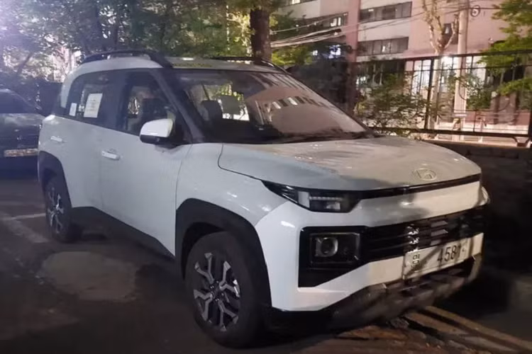 Phần đầu xe có thiết kế vuông vắn đầy hiện đại, đây là lối thiết kế mà nhà sản xuất Hàn Quốc áp dụng lên những mẫu xe mới của họ. Đèn định vị Led dạng chữ H là một điểm đáng được chú ý ở phần đầu trong khi đèn chiếu sáng lại đặt tách biệt phía dưới. Phía sau chiếc Hyundai Exter có phần mái nhô ra tựa như cánh gió, đèn hậu Led cũng có dạng chữ H và được kết nối bởi một dải họa tiết màu đen trông khá hiện đại.