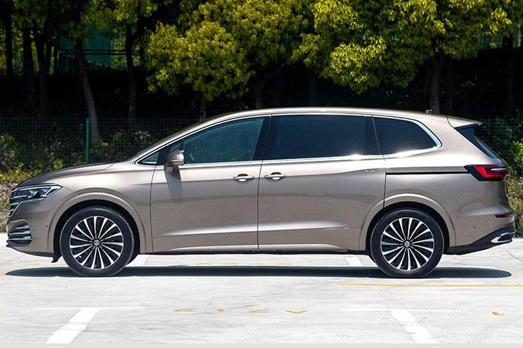 Được phát triển dựa trên cơ sở gầm bệ MQB quen thuộc của Volkswagen, Viloran có kích thước dài x rộng x cao lần lượt 5.346 x 1.976 x 1.781 mm và chiều dài cơ sở 3.180 mm. So với Kia Carnival, xe dài hơn 191 mm, hẹp hơn 19 mm, cao hơn 6 mm trong khi chiều dài cơ sở nhỉnh hơn 90 mm.