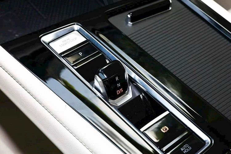 Cuối cùng là những tính năng an toàn hiện đại như hệ thống kiểm soát hành trình thích ứng, hỗ trợ lùi xe, camera 360 độ, hỗ trợ giữ làn đường, phanh tự động khẩn cấp, hệ thống cảnh báo điểm mù và cảnh báo áp suất lốp.