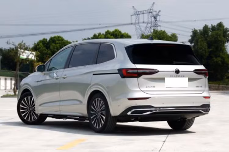 Khác với đối thủ Kia Carnival, Volkswagen Viloran không sở hữu thiết kế MPV lai SUV. Thay vào đó, mẫu xe này được thiết kế theo phong cách đặc trưng của xe minivan Âu - Mỹ với những đường nét mềm mại và mượt mà. Hiện chưa có thông tin cụ thể về trang bị của Volkswagen Viloran tại Việt Nam.