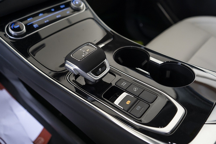 Bên trong mẫu SUV cỡ C này là không gian nội thất 2 hàng ghế với 5 chỗ ngồi khá rộng rãi. Xe được trang bị vô lăng bọc da và ốp kim loại cùng cửa gió điều hòa hình tròn như động cơ máy bay. Chưa hết, trên mặt táp-lô còn xuất hiện 2 màn hình 10,25 inch nối liền với nhau thành một khối, hỗ trợ kết nối với điện thoại thông minh và điều khiển bằng giọng nói. Sạc điện thoại không dây, cửa sổ trời và phanh tay điện tử cũng có bên trong Dongfeng Forthing T5 EVO.