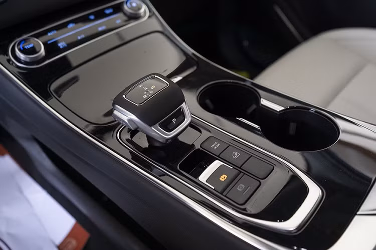 Bên trong mẫu SUV cỡ C này là không gian nội thất 2 hàng ghế với 5 chỗ ngồi khá rộng rãi. Xe được trang bị vô lăng bọc da và ốp kim loại cùng cửa gió điều hòa hình tròn như động cơ máy bay. Chưa hết, trên mặt táp-lô còn xuất hiện 2 màn hình 10,25 inch nối liền với nhau thành một khối, hỗ trợ kết nối với điện thoại thông minh và điều khiển bằng giọng nói. Sạc điện thoại không dây, cửa sổ trời và phanh tay điện tử cũng có bên trong Dongfeng Forthing T5 EVO.