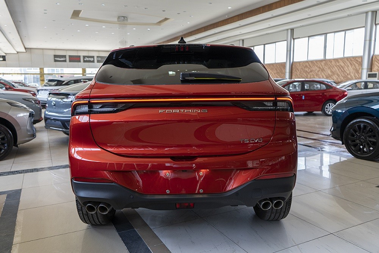 Thuộc phân khúc SUV cỡ C, mẫu xe này sở hữu kích thước cụ thể bao gồm chiều dài 4.565 mm, chiều rộng 1.860 mm, chiều cao 1.690 mm và chiều dài cơ sở 2.715 mm. Không chỉ có chiều dài cơ sở nhỉnh hơn phần lớn các đối thủ cùng phân khúc tại Việt Nam, Forthing T5 EVO còn mang trên mình thiết kế gây chú ý vì gợi liên tưởng đến xe sang Maserati và Porsche.