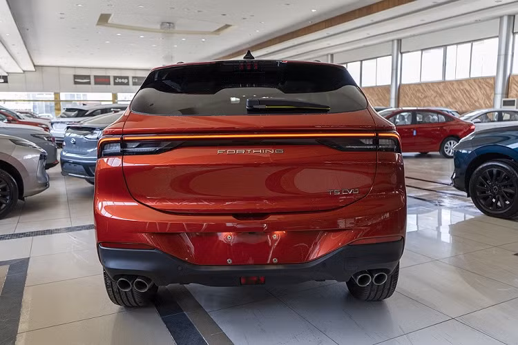 Thuộc phân khúc SUV cỡ C, mẫu xe này sở hữu kích thước cụ thể bao gồm chiều dài 4.565 mm, chiều rộng 1.860 mm, chiều cao 1.690 mm và chiều dài cơ sở 2.715 mm. Không chỉ có chiều dài cơ sở nhỉnh hơn phần lớn các đối thủ cùng phân khúc tại Việt Nam, Forthing T5 EVO còn mang trên mình thiết kế gây chú ý vì gợi liên tưởng đến xe sang Maserati và Porsche.