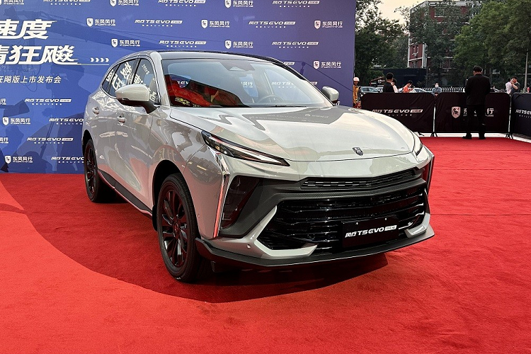 Vào hôm 26/5/2023 vừa qua, hãng Dongfeng cũng đã ra mắt phiên bản mới của dòng xe này ở thị trường Trung Quốc mang tên Fengxing T5 EVO Hurricane Edition. Được chia thành 5 bản trang bị, xe có giá dao động từ 99.900 - 139.900 Nhân dân tệ (khoảng 333 - 466 triệu đồng).