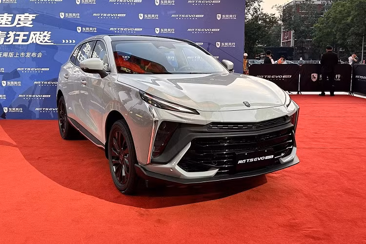 Vào hôm 26/5/2023 vừa qua, hãng Dongfeng cũng đã ra mắt phiên bản mới của dòng xe này ở thị trường Trung Quốc mang tên Fengxing T5 EVO Hurricane Edition. Được chia thành 5 bản trang bị, xe có giá dao động từ 99.900 - 139.900 Nhân dân tệ (khoảng 333 - 466 triệu đồng).