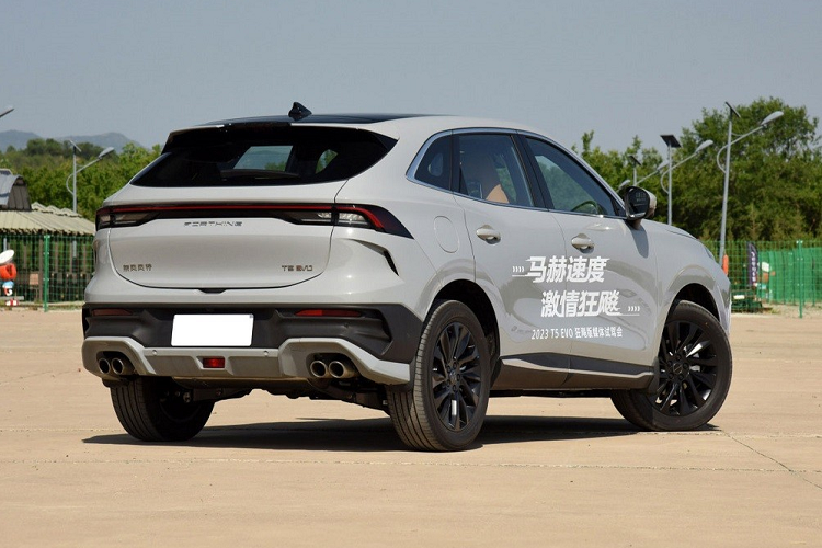 So với bản thường, Fengxing T5 EVO Hurricane Edition 2023 dài hơn 30 mm đồng thời được thay đổi nhẹ về thiết kế với lưới tản nhiệt mới, cản trước/cản sau thể thao hơn và cánh lướt gió bên sườn. Ngoài ra, xe còn có gương chiếu hậu nội thất dạng kỹ thuật số, hệ thống hỗ trợ chuyển làn đường, cảnh báo va chạm khi mở cửa và camera 360 độ.